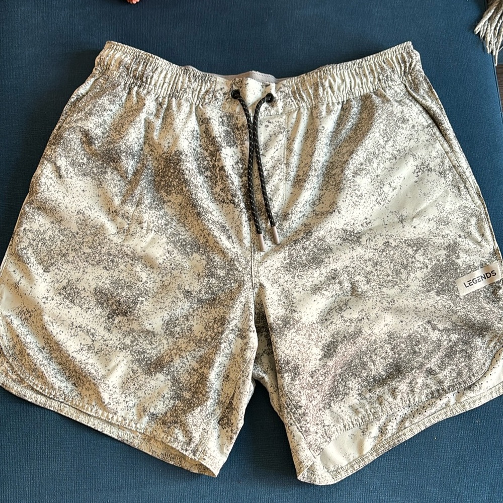 Legends Luka 7” short Grey Splatter. Like new! Sz Large